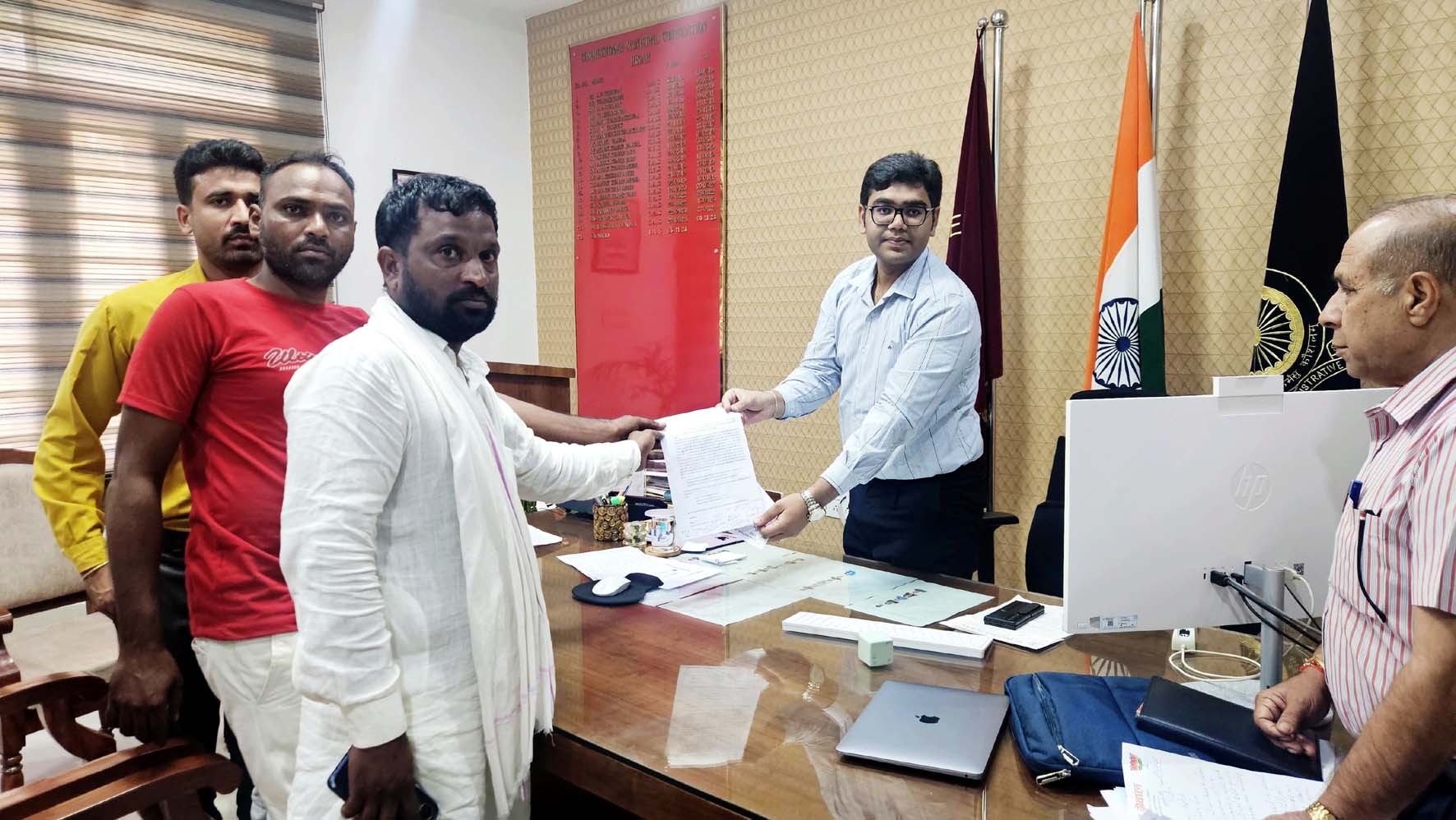 नगर निगम आयुक्त को ज्ञापन सौंपते प्रतिनिधिमंडल।
