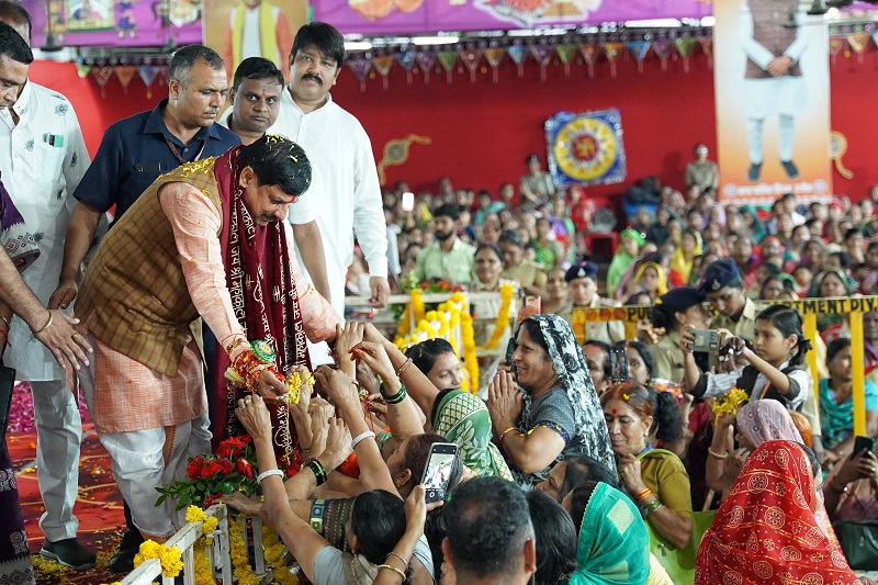 मुख्यमंत्री ने बहनों से राखी बंधवाई मुख्यमंत्री ने बहनों से राखी बंधवाई