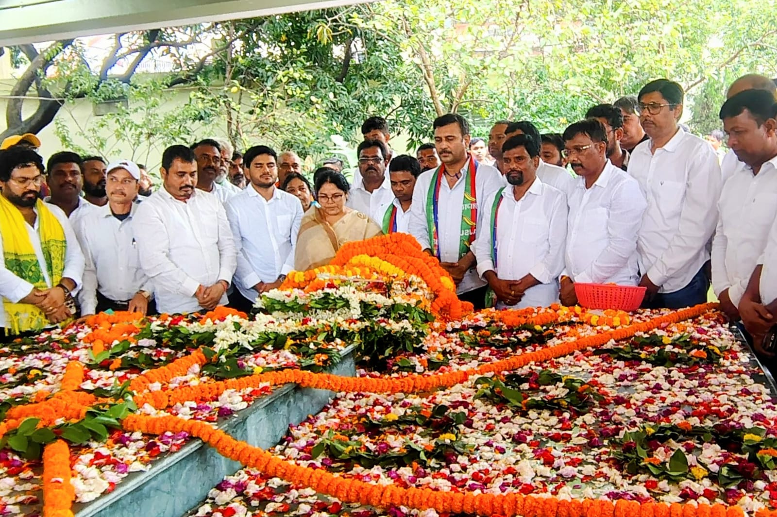 निर्मल महतो को श्रद्धांजलि देते सुदेश सहित अन्य निर्मल महतो को श्रद्धांजलि देते सुदेश सहित अन्य