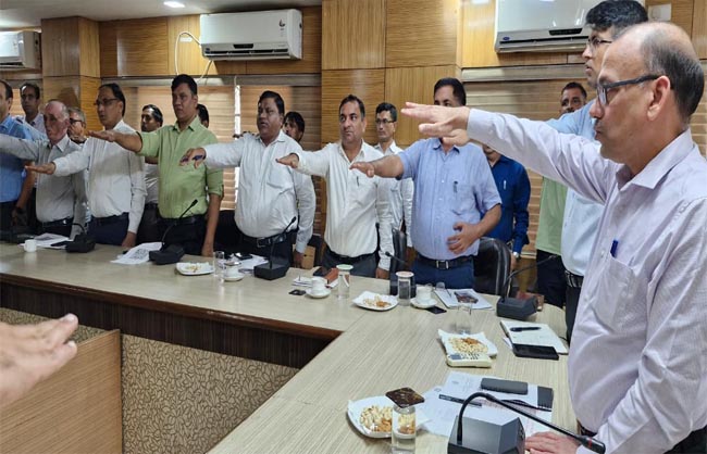 नशा मुक्ति को लेकर अधिकारियों को शपथ दिलाते डीसी डॉ विवेक भारती।