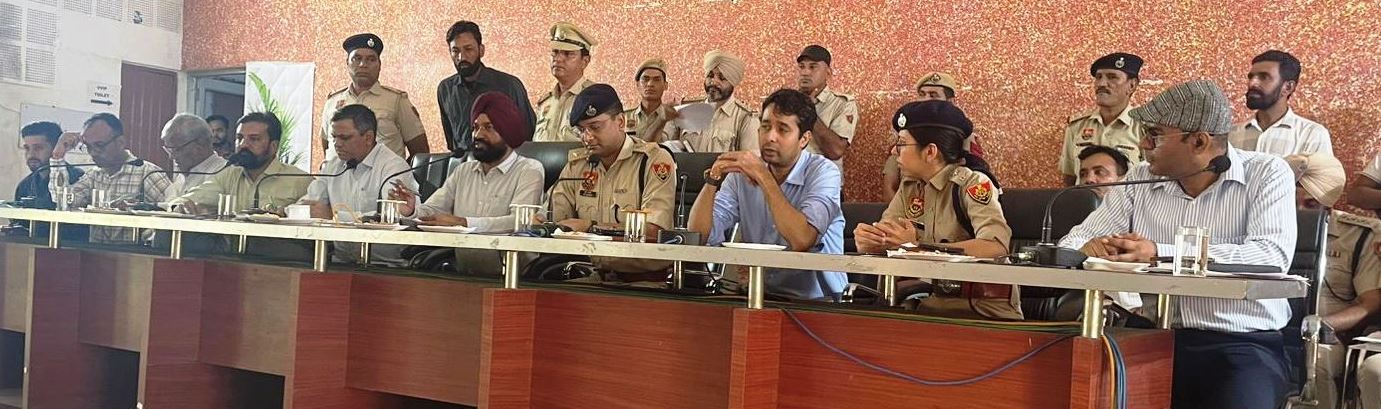 बैठक में शिकायतें सुनते चेयरमैन डा. रविंद्र बलियाला।