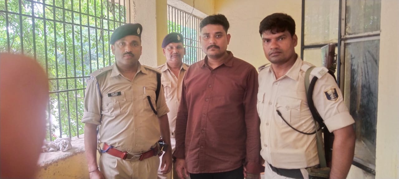 आत्मसमर्पण के बाद पुलिस हिरासत में हत्या का मुख्य आरोपी राजा सिंह