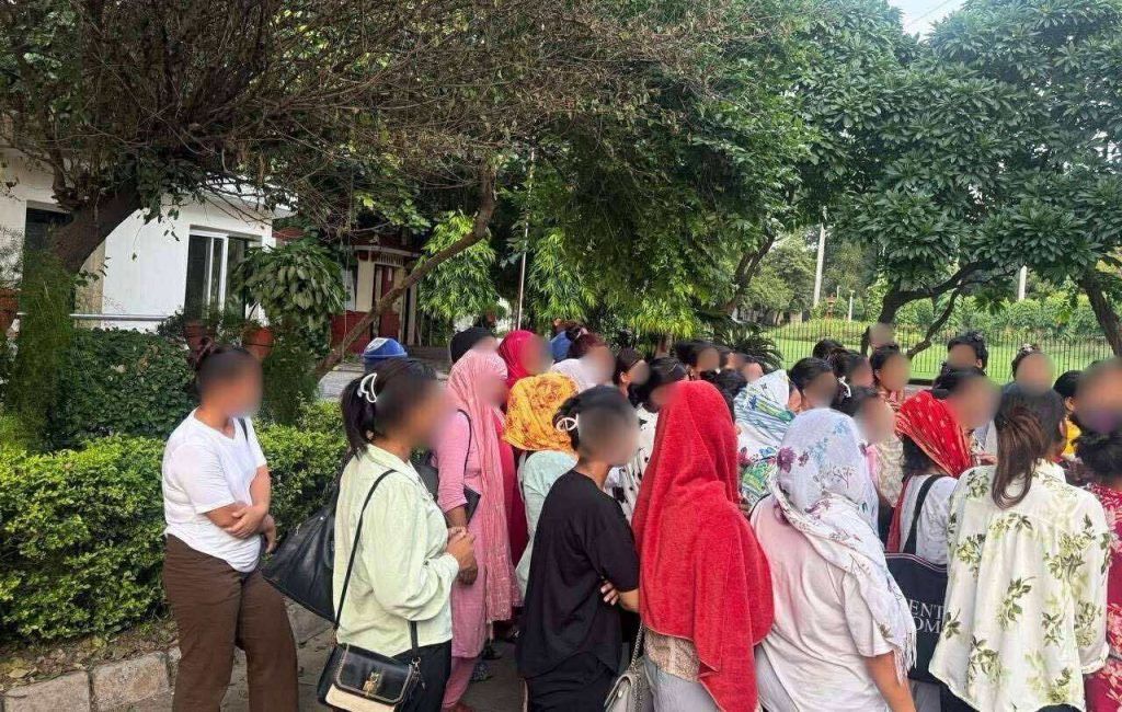 दिल्ली एयरपोर्ट से डिपोर्ट की गई नेपाली महिलाएं