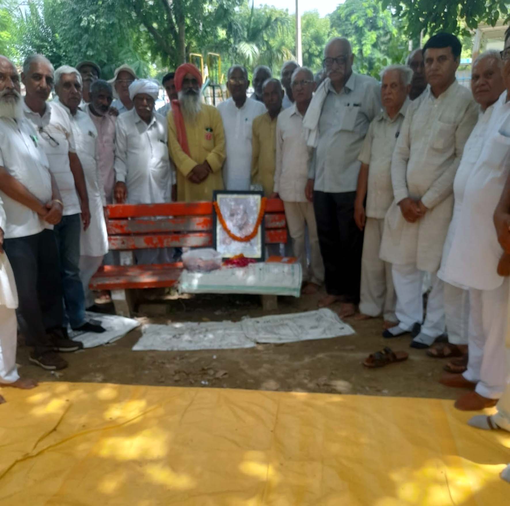 शोक सभा में पूर्व राज्यपाल स्व. सत्यपाल मलिक को श्रद्धासुमन अर्पित करते सेवानिवृत कर्मचारी संगठन के पदाधिकारी व अन्य।