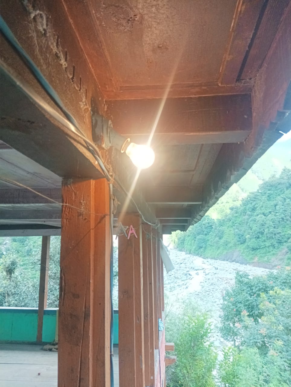 सराज में बड़े दिनों के बाद जला बिजली बल्व। सराज में बड़े दिनों के बाद जला बिजली बल्व।