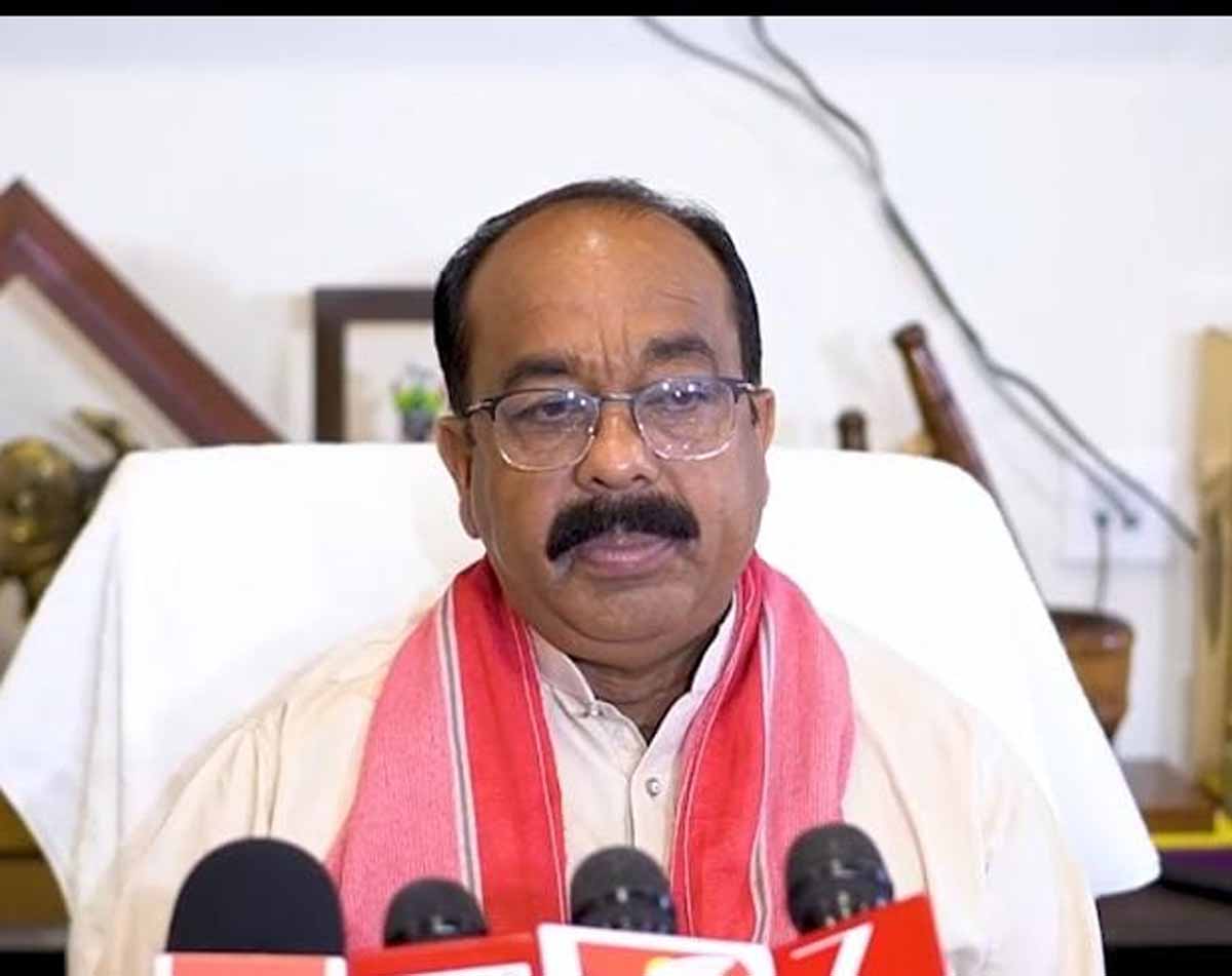 उप मुख्यमंत्री  अरुण साव पत्रकाराे से चर्चा करते
