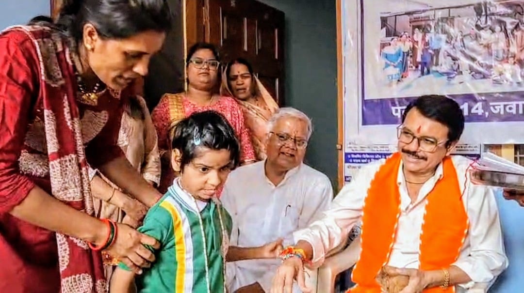 रतलाम: दिव्यांग बच्चो ने दिव्य रक्षासूत्र बांधकर मनाया रक्षाबंधन पर्व