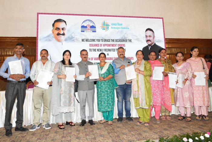 मुख्यमंत्री शुक्रवार को   शिमला में 312 ड्राइंग शिक्षकों को नियुक्ति पत्र प्रदान करते हुए