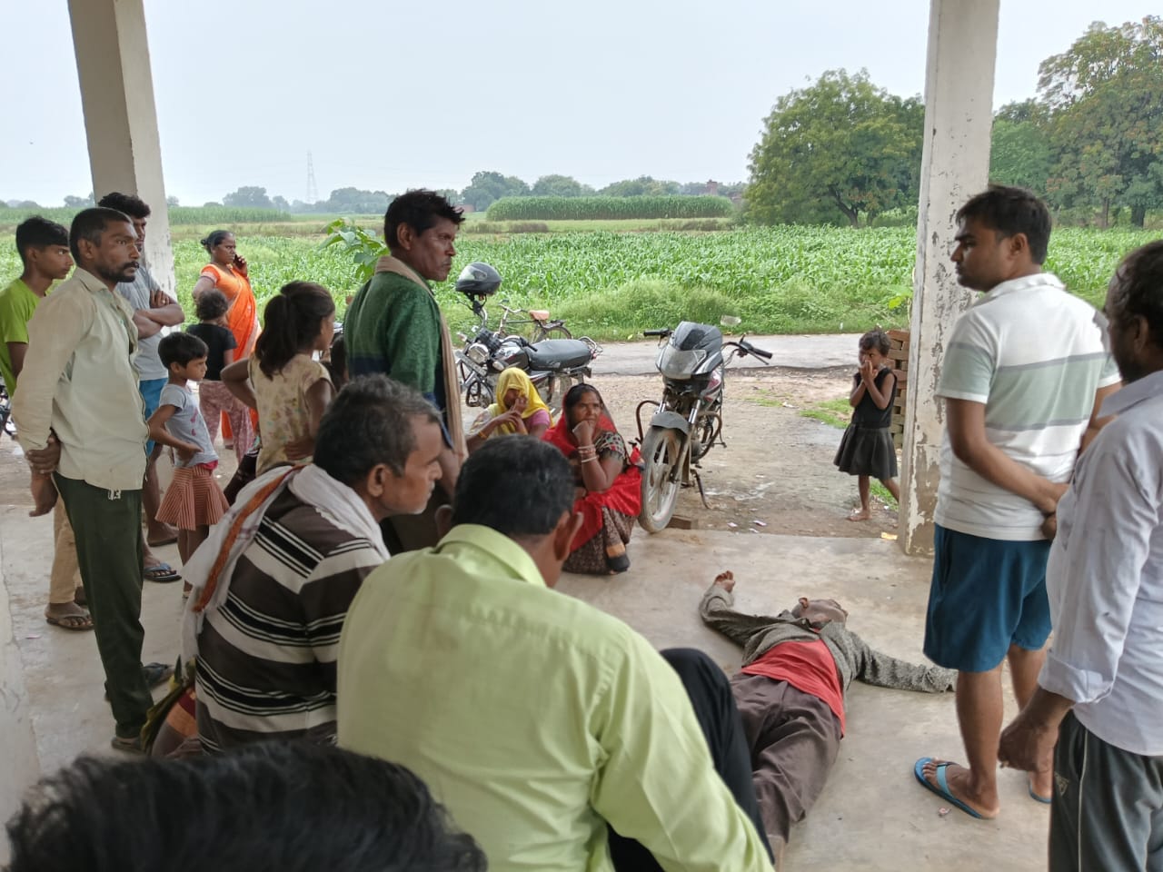 मां बेटी की मौत से शोकाकुल परिजन
