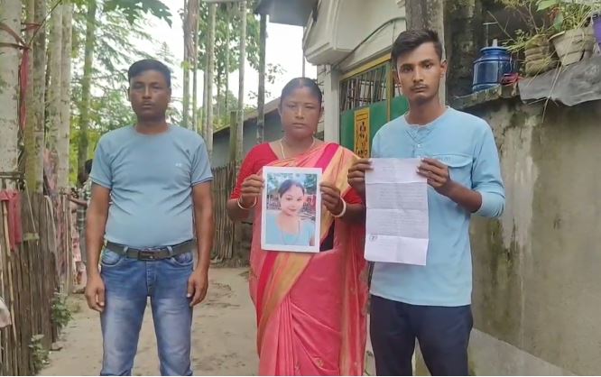 लापता गृहिणी के परिवार उसके तस्वीर के साथ लापता गृहिणी के परिवार उसके तस्वीर के साथ