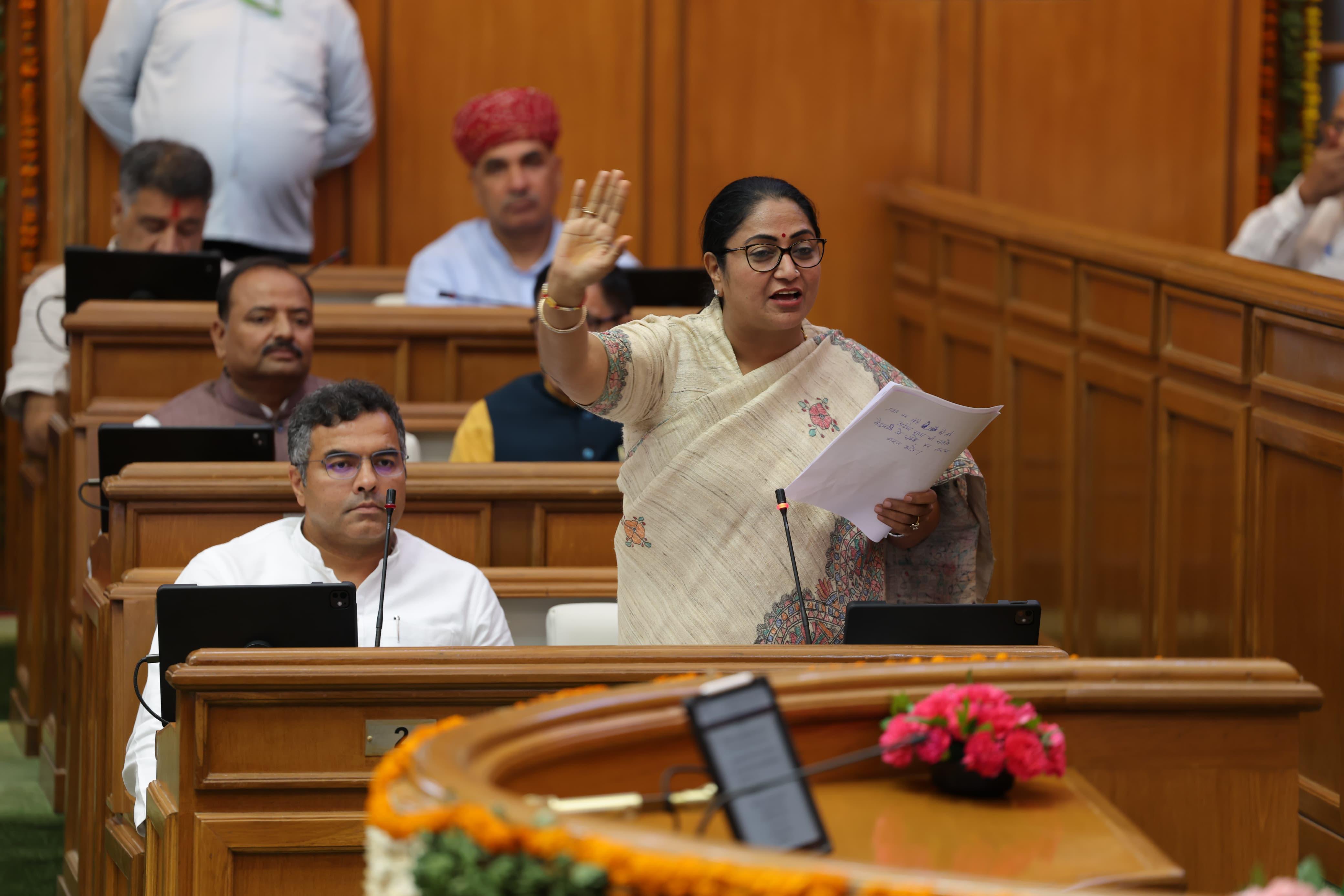 दिल्ली विधानसभा के मानसून  सत्र के दौरान शुक्रवार को बोलते हुए मुख्यमंत्री रेखा गुप्ता