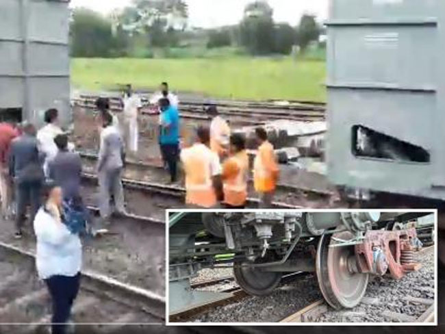 फोटो: नासिक में मालगाड़ी का एक डिब्बा बेपटरी होने के मरम्मत काम में लगे रेलवे कर्मी