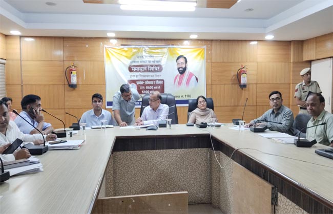 अधिकारियों की बैठक लेते डीसी डॉ विवेक भारती। अधिकारियों की बैठक लेते डीसी डॉ विवेक भारती।