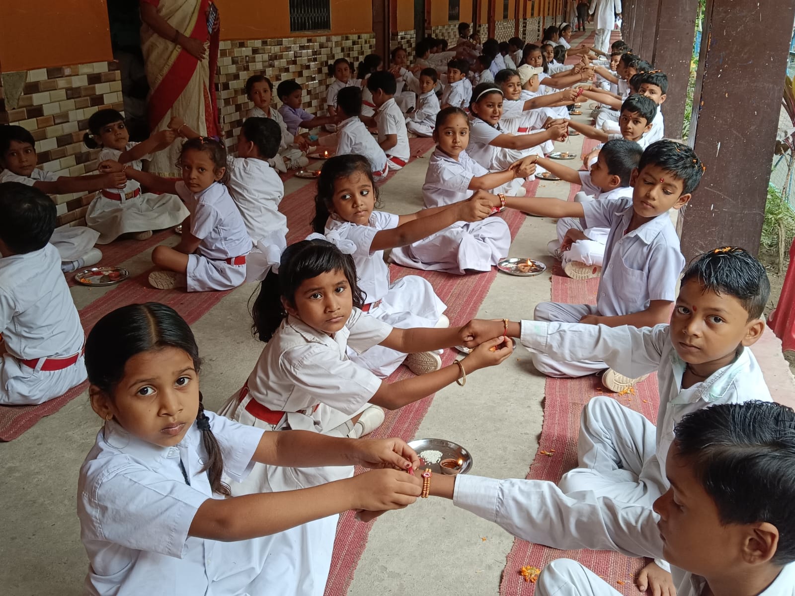 अररिया फोटो:स्कूली बच्चे रक्षा बंधन का पर्व मनाते अररिया फोटो:स्कूली बच्चे रक्षा बंधन का पर्व मनाते