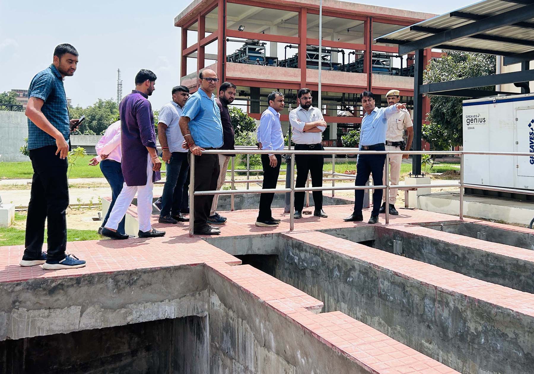मानेसर नगर निगम के गांव कासन में गंदे पानी की निकासी को लेकर मुआयना करते निगमायुक्त। मानेसर नगर निगम के गांव कासन में गंदे पानी की निकासी को लेकर मुआयना करते निगमायुक्त।