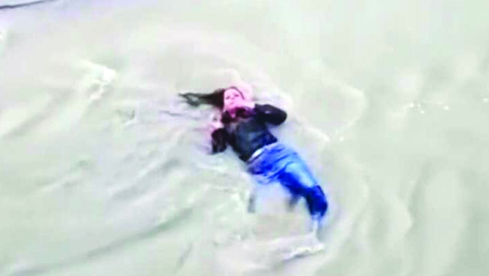 नदी में शूट करती युवती नदी में शूट करती युवती