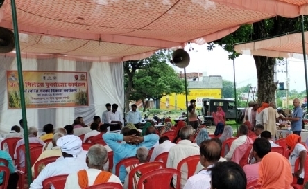 गोष्ठी में जानकारी लेते किसान (वीडियो से ली गई फोटो) गोष्ठी में जानकारी लेते किसान (वीडियो से ली गई फोटो)