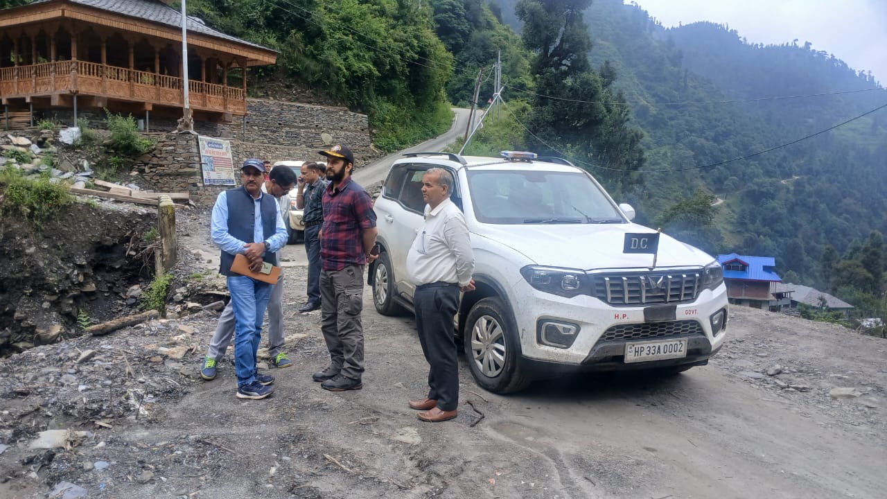 सराज दौरे के दौरान आपदा राहत कार्यों का जायजा लेते हुए उपायुक्त।