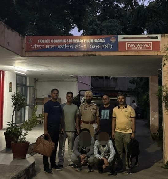 उत्तराखंड एसटीएफ के साथ गिरफ्तार साइबर ठग।