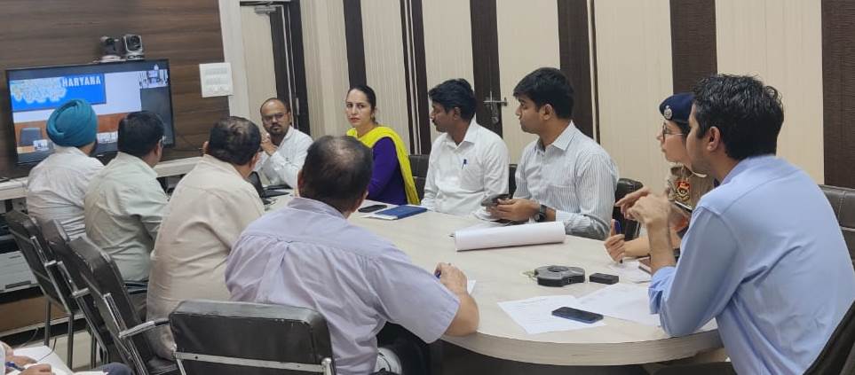 अधिकारियों के साथ बैठक करते उपायुक्त शांतनु शर्मा।