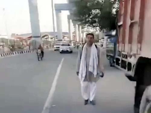 पार्षद प्रत्याशी विनोद गोस्वामी चंडीगढ़ के लिए पैदल जाते हुए।