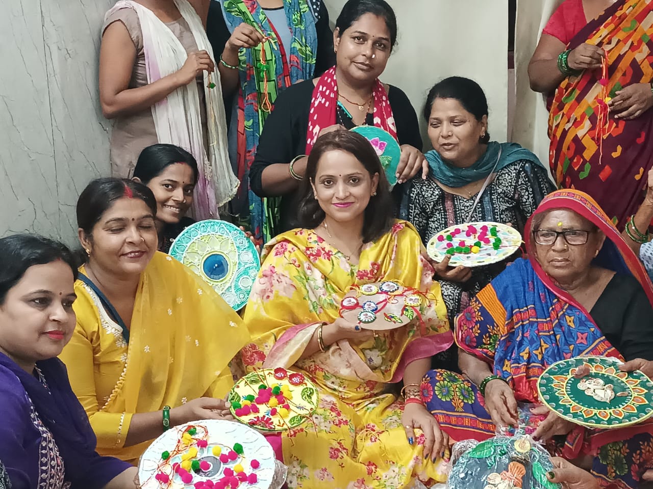 राखी के साथ महिलाएं राखी के साथ महिलाएं