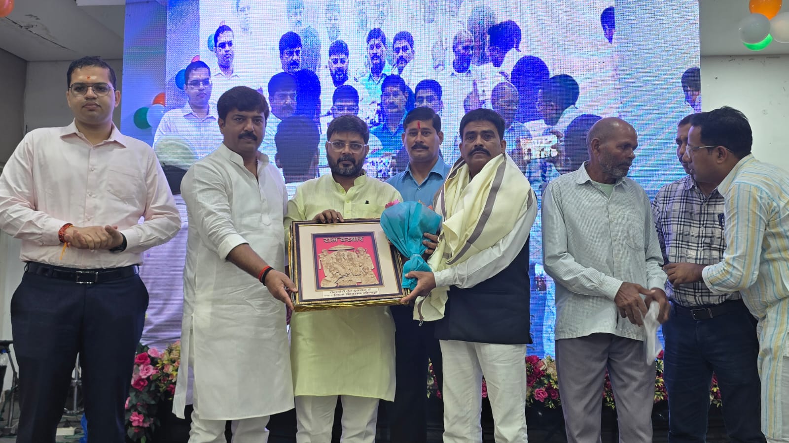 सुनी संग्राम सेनानी के परिजनों को सम्मानित करते हुए एमएलसी बृजेश सिंह एवं मुख्य विकास अधिकारी ध्रुव खड़िया