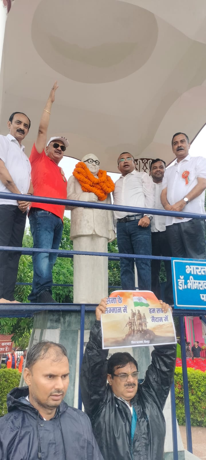 काकोरी कांड पर बाबा साहब को माल्यार्पण करते हुए जिलाधिकारी डॉ दिनेश चंद्र सिंह और बीएसए