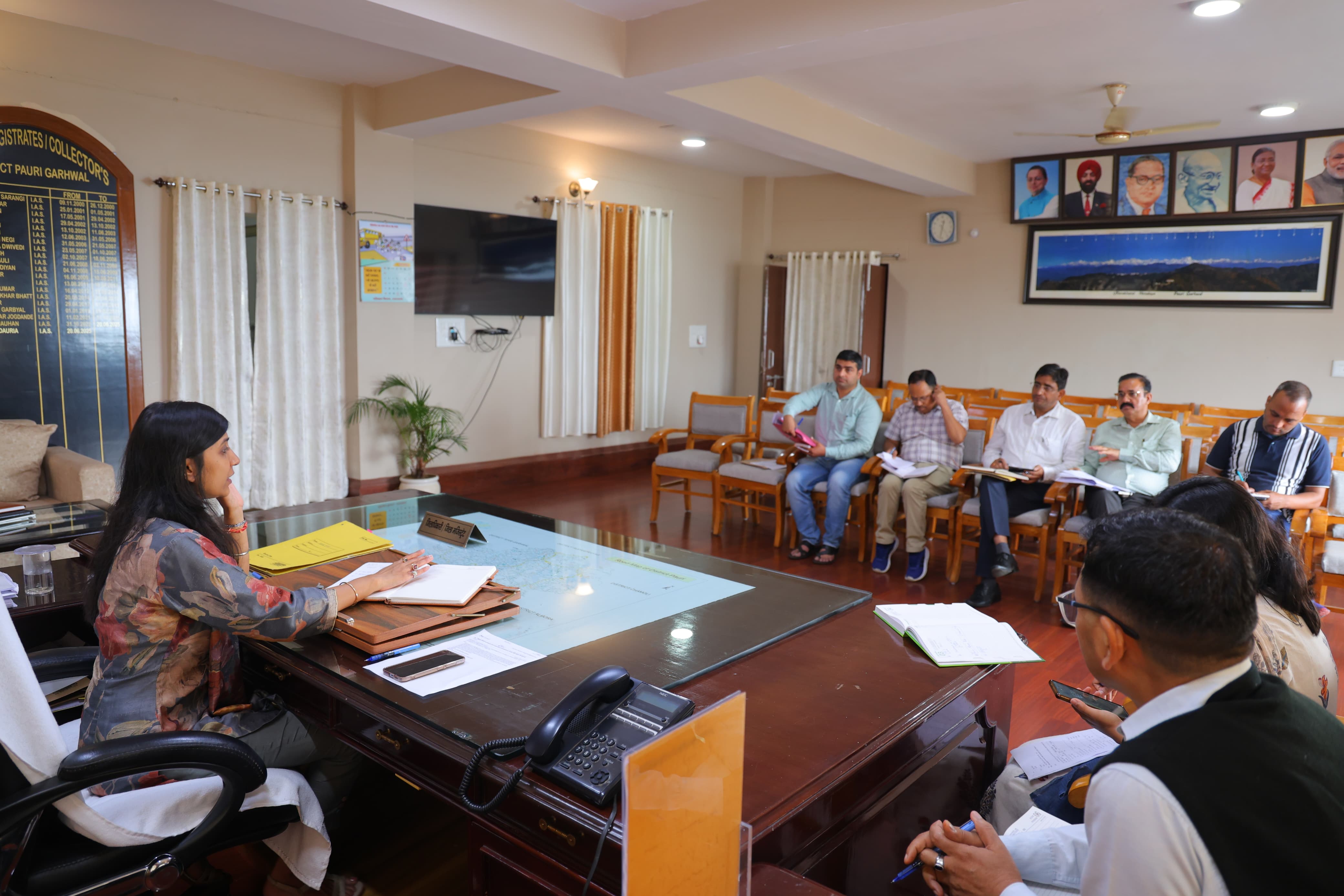 आपदा से विभागीय परिसंपत्तियों एवं जनहानि की क्षति के आकलन हेतु  संबंधित अधिकारियों की बैठक लेती डीएम