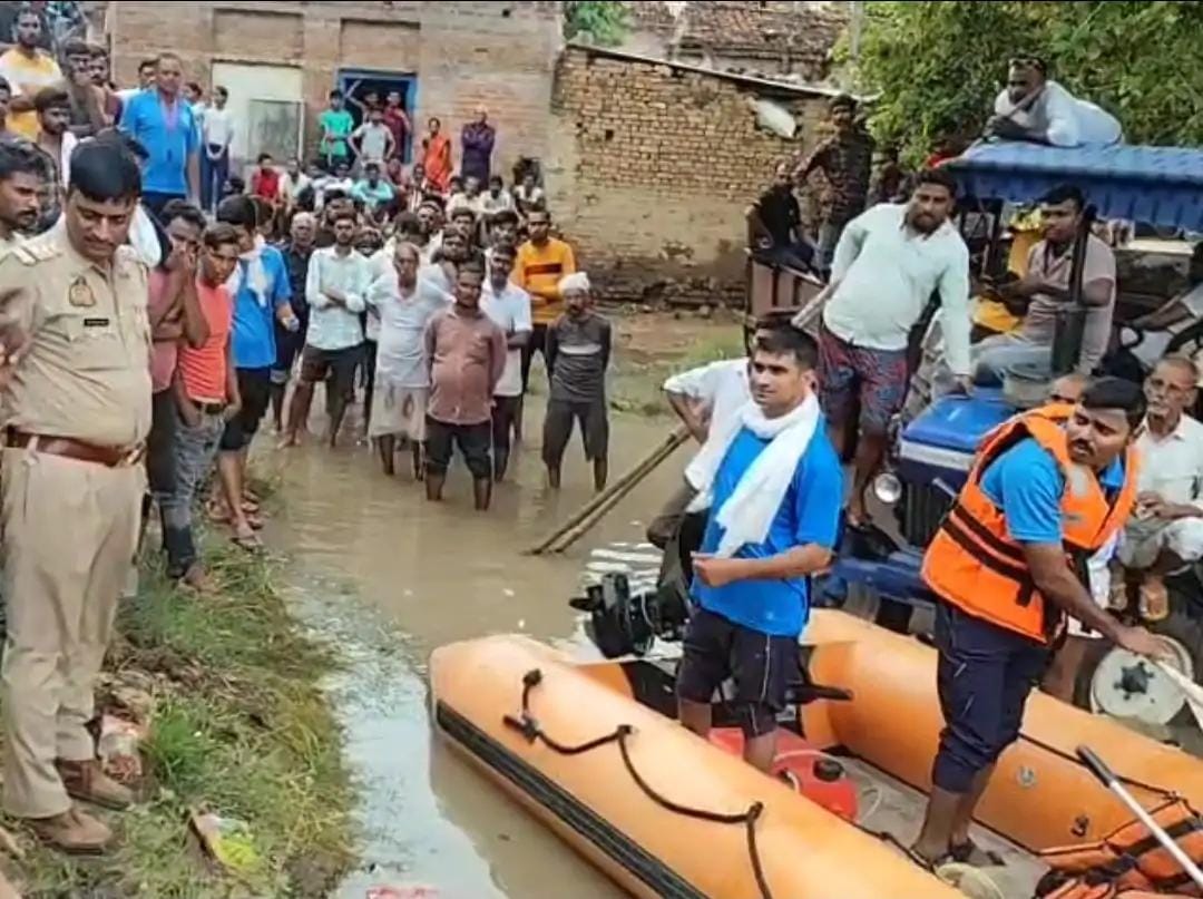 शव बरामद करती टीम शव बरामद करती टीम