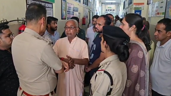 नागरिक अस्पताल झज्जर में बच्चों के परिजनों को समझाते पुलिस अधिकारी। नागरिक अस्पताल झज्जर में बच्चों के परिजनों को समझाते पुलिस अधिकारी।