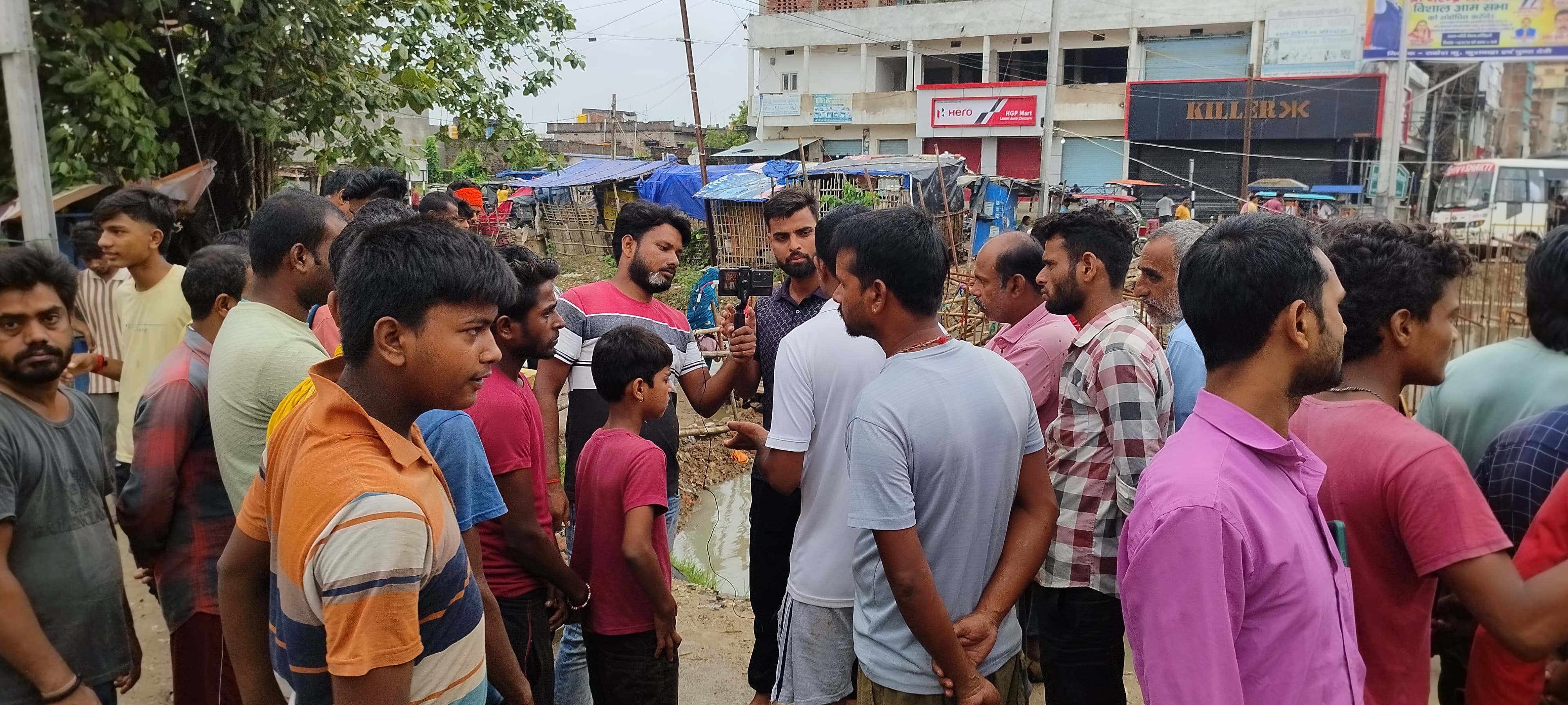 घटना के बाद आक्रोशित लोग घटना के बाद आक्रोशित लोग