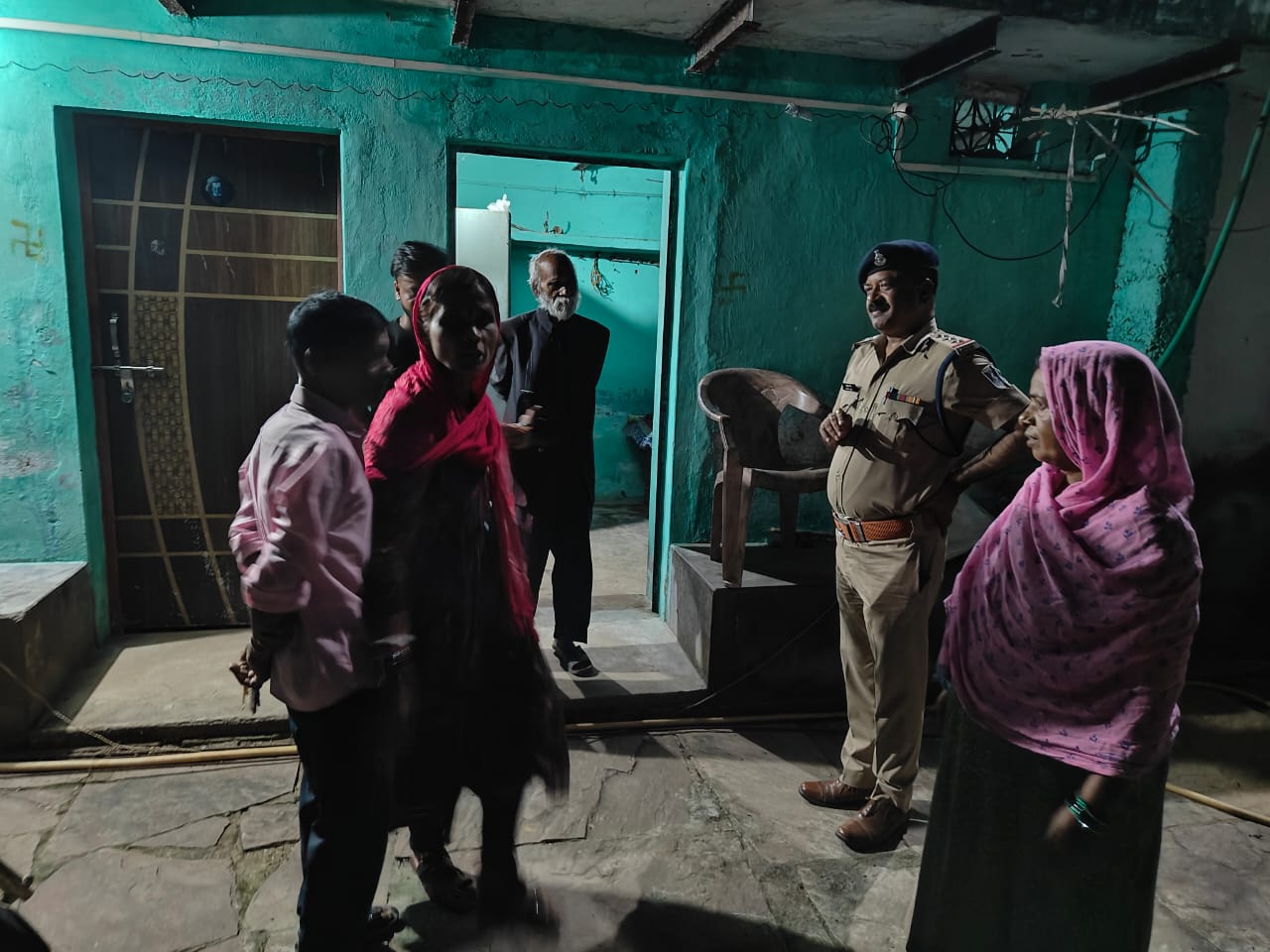 परिवार काे समझाईस देती पुलिस परिवार काे समझाईस देती पुलिस