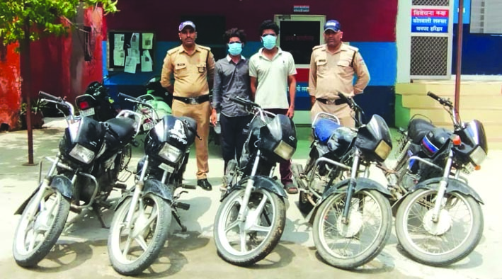 पुलिस गिरफ्त में आरोपित पुलिस गिरफ्त में आरोपित