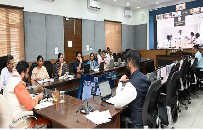 हरियाणा के मुख्यमंत्री नायब सैनी जिला उपायुक्ताें की बैठक काे संबाेधित करते हुए