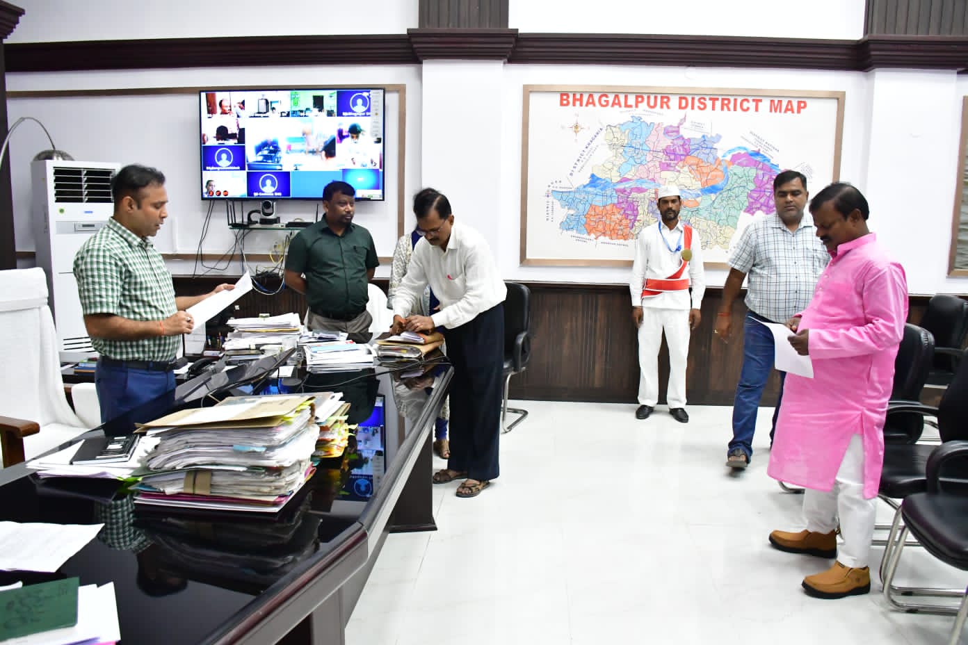 शपथ लेते पार्षद शपथ लेते पार्षद