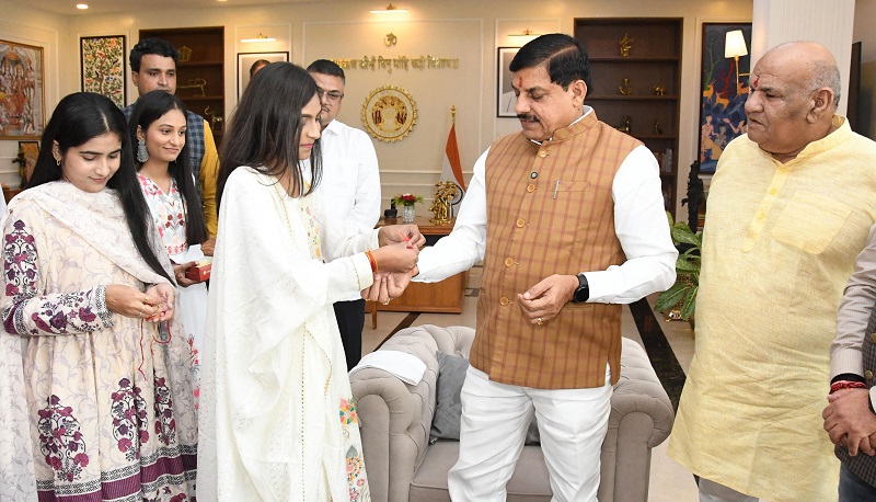 मुख्यमंत्री डॉ. मोहन यादव को बहनों ने बांधी राखियां मुख्यमंत्री डॉ. मोहन यादव को बहनों ने बांधी राखियां
