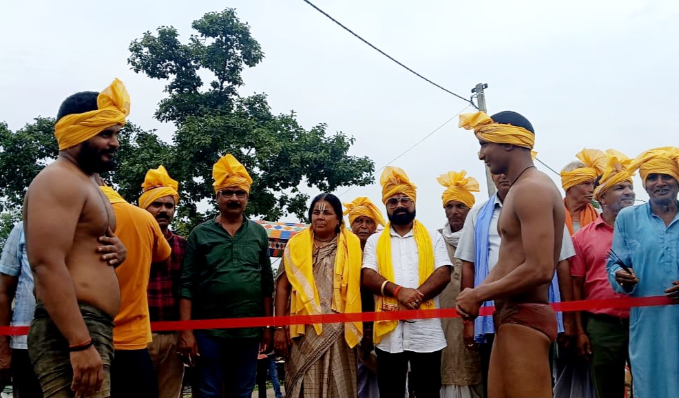 दंगल प्रतियोगिता का शुभारंभ करते अतिथि