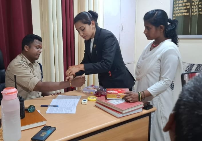 एसडीओपी सुमित केरकेट्टा काे राखी बंधती