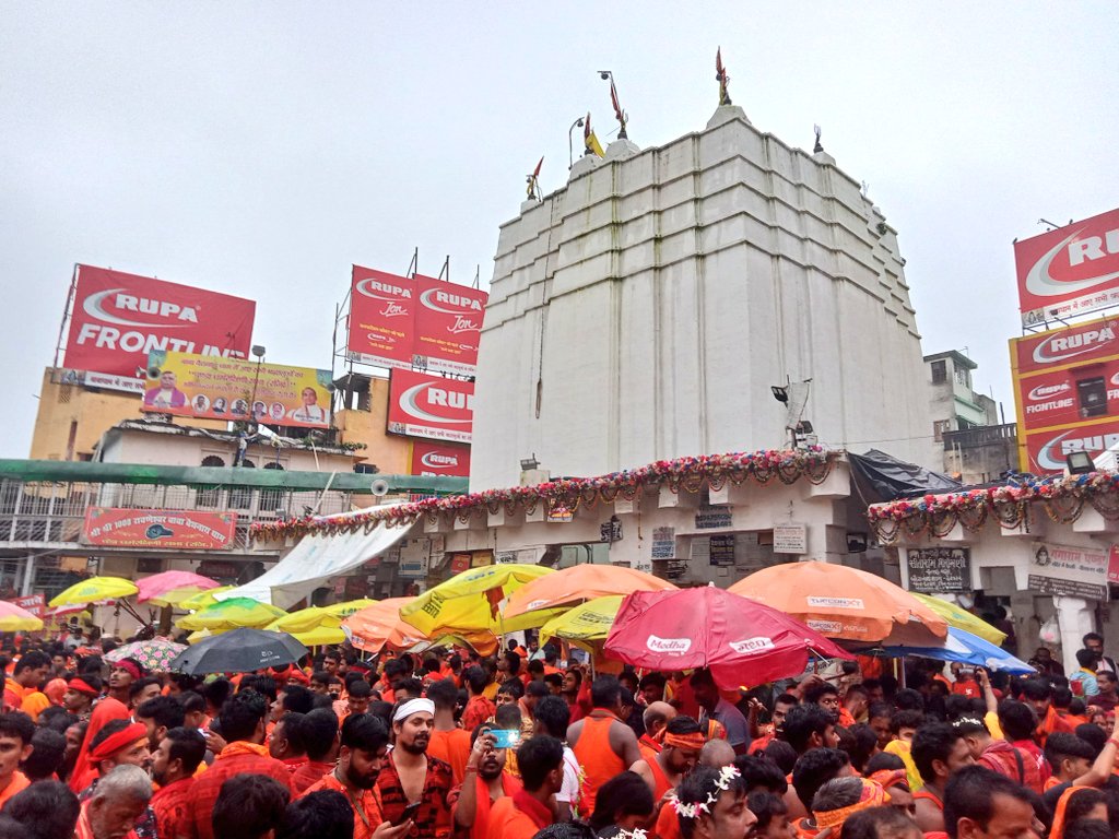 मंदिर परिसर में लगी भीड़