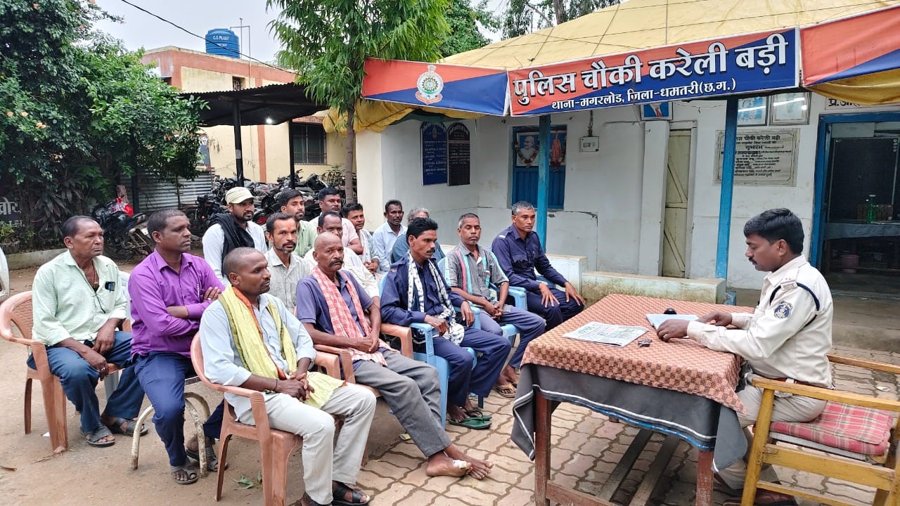 करेलीबड़ी चौकी में बैठक लेकर पुलिस अधिकारी जानकारी देते हुए।