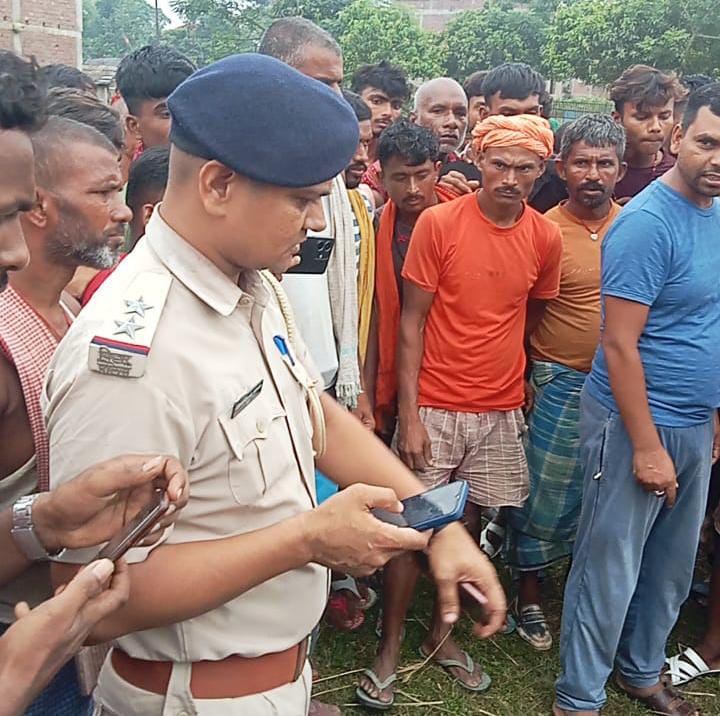 छानबीन करती पुलिस