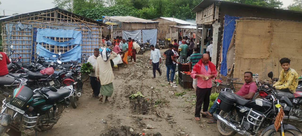 बाढ़ के खतरे में सब्जी मंडी, मेला परिसर में कीचड़-पानी के बीच कारोबार
