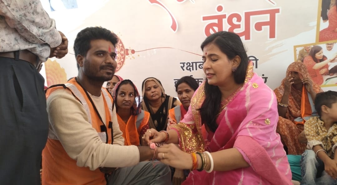महापौर सौम्या गुर्जर ने सफाई मित्रों एवं निगम के स्वच्छता योद्धाओं को अपने हाथों से राखी बांधकर किया सम्मानित