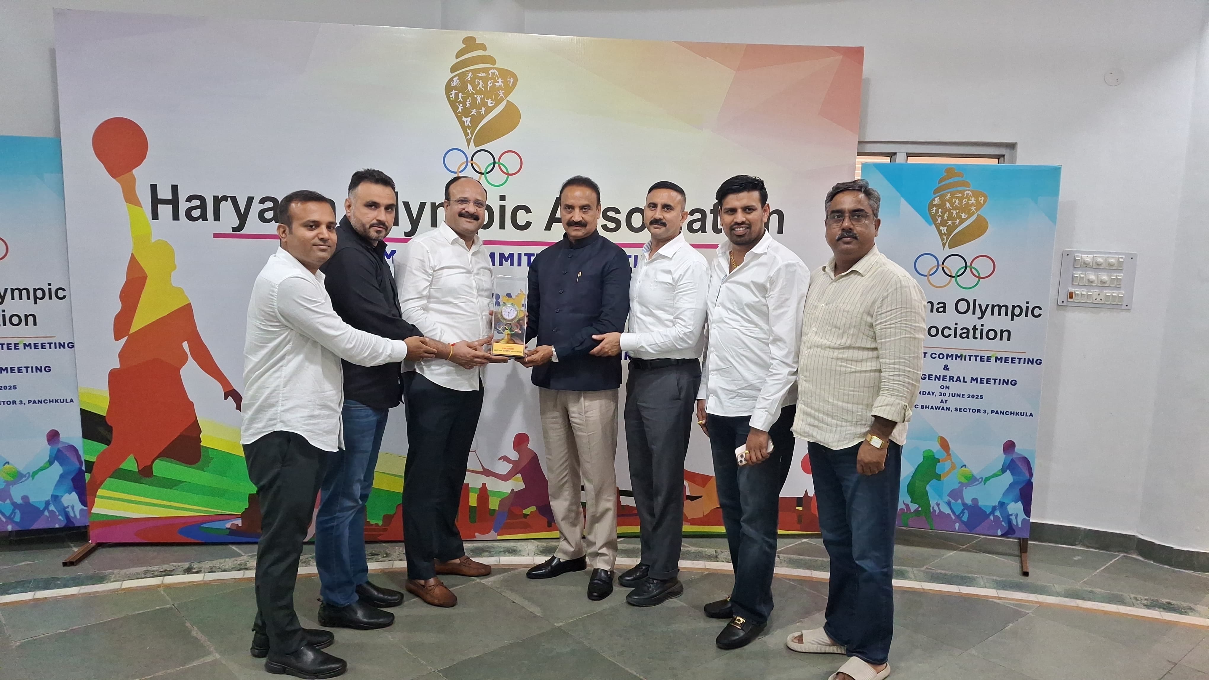हरियाणा ओलंपिक एसाेसएिशन के अध्यक्ष जसविंद्र सिंह मीनू बैनीवाल असंध के विधायक याेगेंद्र राणा सम्मानित करते हुए
