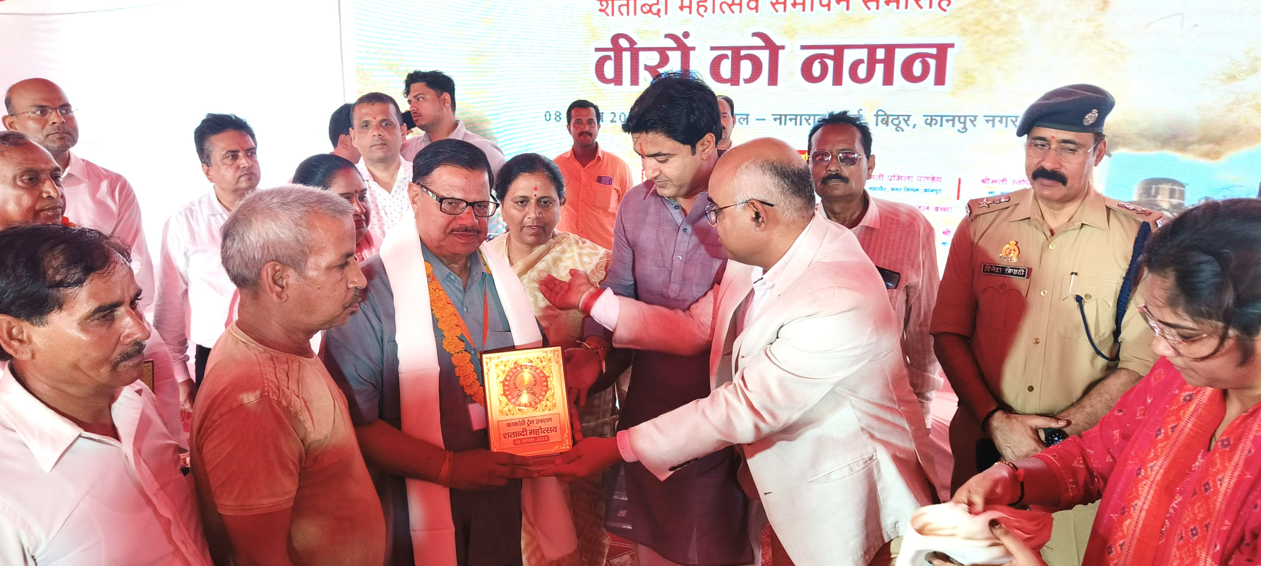 काकोरी ट्रेन एक्शन कार्यक्रम में पूर्व सेना कर्मियों को सम्मानित करते जिलाधिकारी