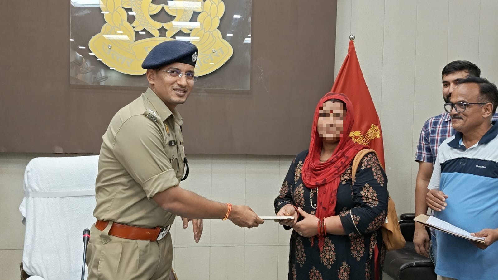 महिला को मौबाइल देते हुए पुलिस अधीक्षक