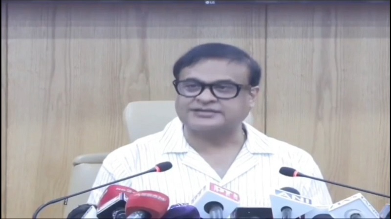 गुवाहाटीः संवाददाता सम्मेलन को संबोधित करते मुख्यमंत्री डॉ. हिमंत बिस्व सरमा गुवाहाटीः संवाददाता सम्मेलन को संबोधित करते मुख्यमंत्री डॉ. हिमंत बिस्व सरमा