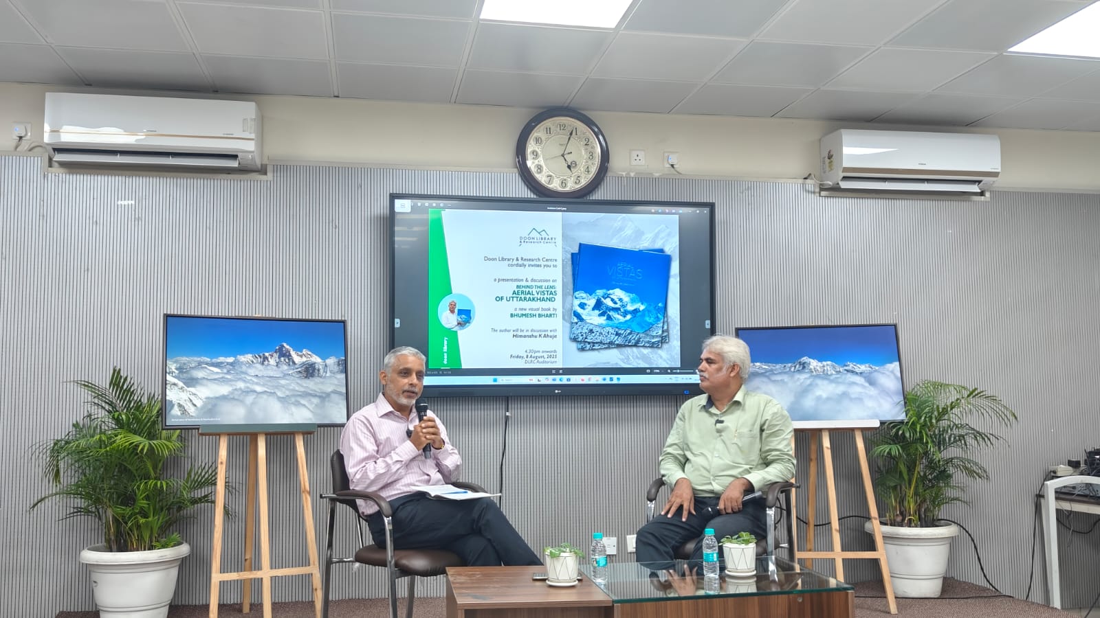 दून पुस्तकालय में चित्रात्मक पुस्तक , कॉफी टेबल बुक 'एरियल विस्टाज ऑफ उत्तराखण्ड' पर चर्चा