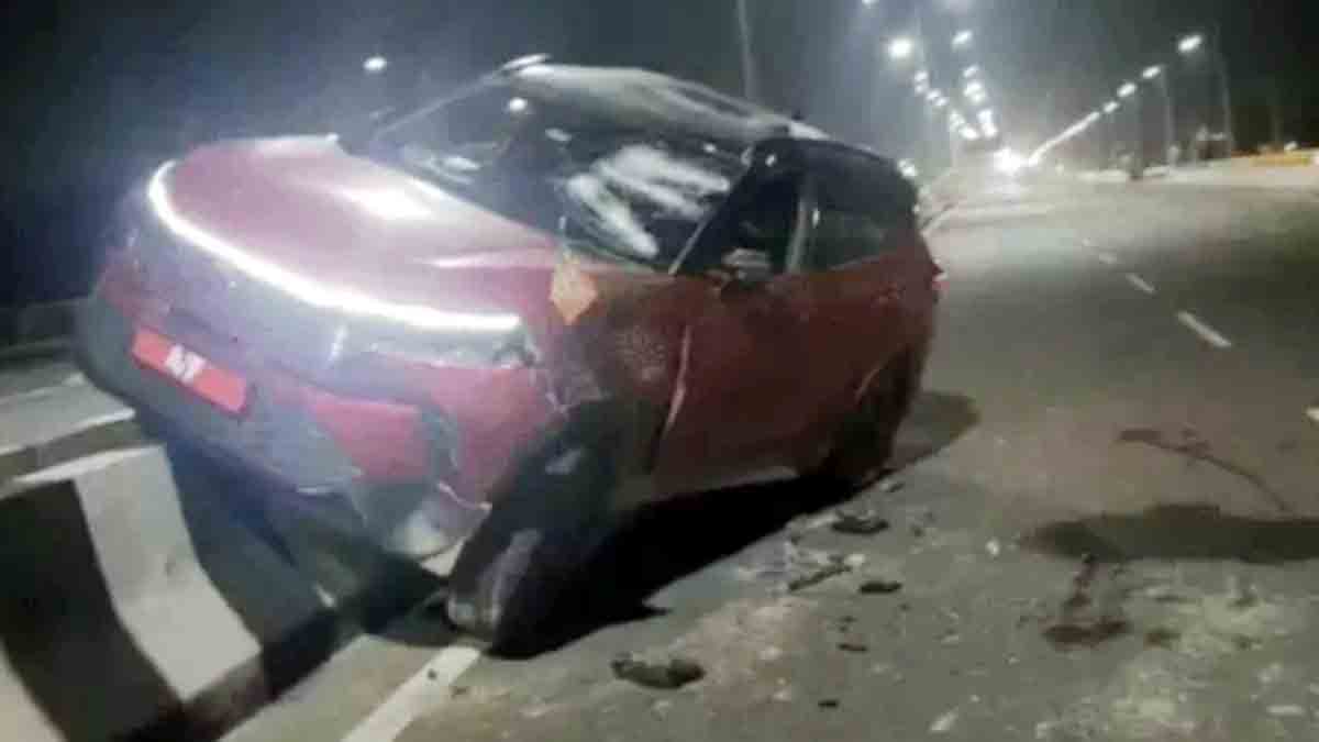 घटनास्थल पर क्षतिग्रस्त गाड़ी